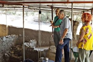 Eski bakan Antandors kazılarını ziyaret etti