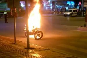 Polise kızdı, motosikletini yaktı