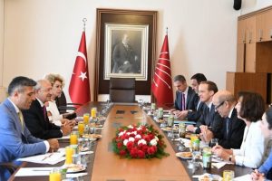 Kılı&ccedil;daroğlu Fransa Dışişleri Bakanı ile g&ouml;r&uuml;şt&uuml;