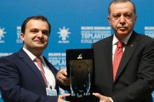 Erdoğan'ın plaket vermişti! O başkan FET&Ouml; iddiasıyla yargılanıyor