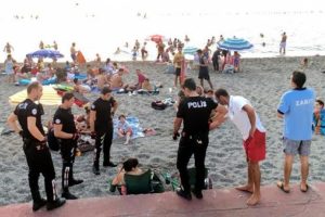 Plajda bira i&ccedil;en kadın doktorlara ceza uygulanmıştı! Validen a&ccedil;ıklama geldi