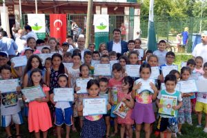 Bursa Osmangazi'de &ccedil;ocuklar yazı y&uuml;zerek ge&ccedil;irdi