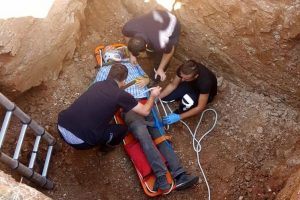 Bursa'da &ccedil;ukura d&uuml;şen vatandaşı itfaiye kurtardı