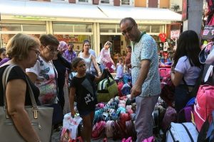 Aileleri ve &ccedil;ocukları okul alışverişi telaşı sardı