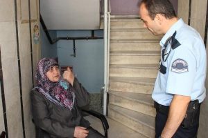'Bileziği hocaya okutup gelelim' deyip dolandırdılar