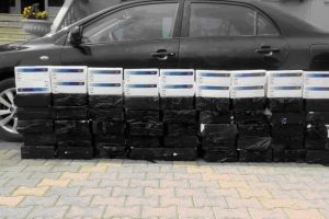 Otomobilde ele ge&ccedil;irildi: Tam 5 bin paket!