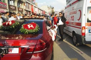 Gelin arabası yayaya &ccedil;arptı