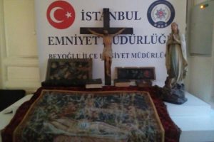 Kilise hırsızları yakalandı