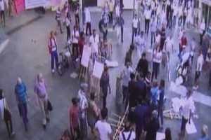 A&ccedil;ılan standa saldırdılar! G&ouml;zaltılar var
