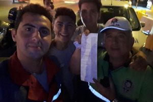 Kendisine ceza yazan trafik polisiyle selfie &ccedil;ektirdi