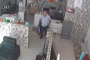 Telefon &ccedil;alan yaşlı adam kamerada