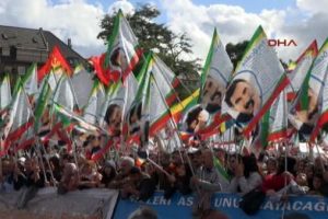 Skandal g&ouml;r&uuml;nt&uuml;! PKK'ya yasak s&ouml;zde kaldı