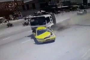 Kamyonet taksiyi bi&ccedil;ti: 5 &ouml;l&uuml;