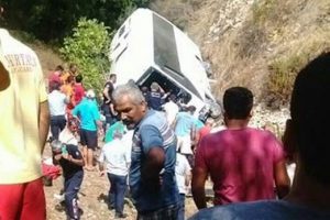 Antalya'da tur otobüsü şarampole yuvarlandı