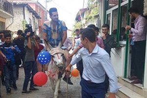 Bursa'da arkadaşlarından damada 'eşek' şakası