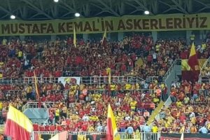 Ma&ccedil;ta 'Mustafa Kemal'in askerleriyiz' pankartı krizi!