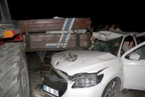 Otomobil, trakt&ouml;re &ccedil;arptı: 2'si ağır 4 yaralı