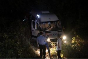 Lastiği patlayan minib&uuml;s yoldan &ccedil;ıktı