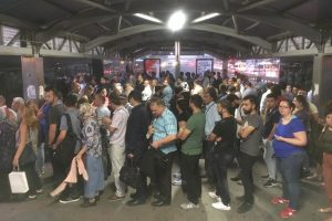 Metrob&uuml;s duraklarında okul yoğunluğu