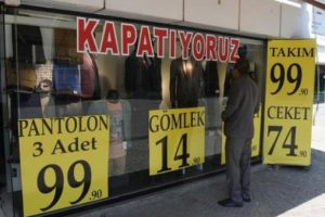 İzmir'de d&uuml;kkanlar kepenk indiriyor
