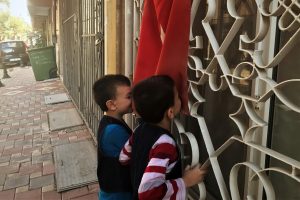 Bursa'da Suriyeli &ouml;ğrenciler T&uuml;rk bayrağını &ouml;p&uuml;p teşekk&uuml;r etti