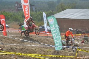 Bursa İznik'te motokros yarışları nefes kesti