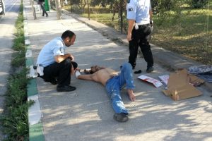 Bursa'da ambulansa taşınırken armudunu yemeye devam etti
