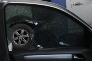 Otomobilin camını kırıp 39 bin lirayı &ccedil;aldılar
