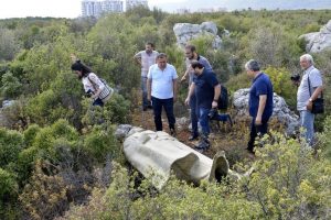 Antalya'da Atat&uuml;rk heykelini &ccedil;alılık alana attılar