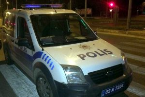 Kendisini durdurmak isteyen polis aracına &ccedil;arparak ka&ccedil;tı