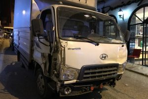 Bursa'da freni patlayan kamyon dehşet sa&ccedil;tı