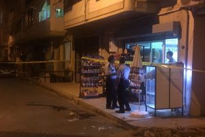 Markete pompalı t&uuml;fekle saldırı: 2 yaralı