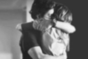 S&ouml;zde 'fallı sarılma terapisinin altından taciz &ccedil;ıktı!