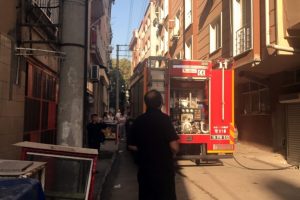 Bursa'da 6 katlı binanın &ccedil;atı katında yangın!