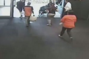 Sırada beklemek istemeyen g&ouml;&ccedil;men bankayı yaktı!