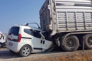 Kamyonet yol kenarındaki tıra &ccedil;arptı: 3 &ouml;l&uuml;