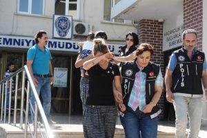 Bursa'daki kadın zehir tacirleri adliyeye sevk edildi