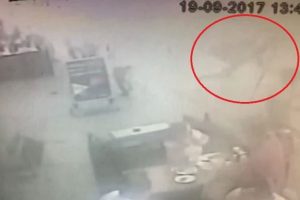 Aracın &ccedil;arptığı direk kafalarına d&uuml;şt&uuml;