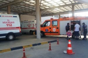 Tarladan d&ouml;nen kamyonet u&ccedil;urma yuvarlandı: 3 ağır yaralı