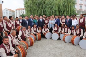Gen&ccedil;lik ve Spor Bakanı 40 davul-zurna ile karşılandı