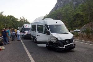 Minib&uuml;s ile otomobil &ccedil;arpıştı: 10 yaralı