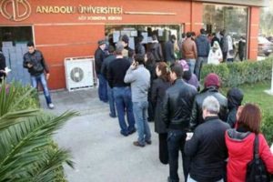 Eğitim sistemi &ouml;ğrencileri &ouml;rg&uuml;n eğitimden koparıyor