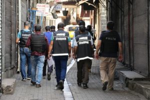 Diyarbakır'da hava destekli şafak operasyonu: 10 g&ouml;zaltı