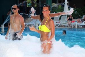 Turistler k&ouml;p&uuml;k partileriyle serinliyor