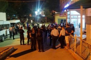 Kazada &ouml;len 2 kişinin yakınları sağlık ekiplerine saldırdı