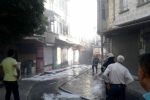 Kozmetik&ccedil;ide &ccedil;ıkan yangın 6 d&uuml;kkanı yaktı