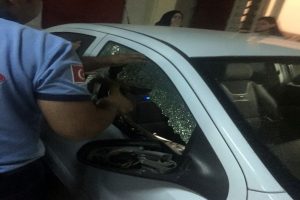 Otomobilde kilitli kalan bebeği itfaiye kurtardı