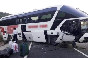 Yolcu otob&uuml;s&uuml; menfeze d&uuml;şt&uuml;: 13 yaralı