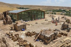 Urartu kalesinin 'm&uuml;h&uuml;rl&uuml;' yapısı &ccedil;&ouml;z&uuml;l&uuml;yor