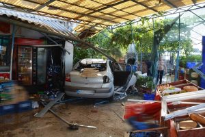 Motosiklete ve &ouml;ğrenciye &ccedil;arpıp markete girdi